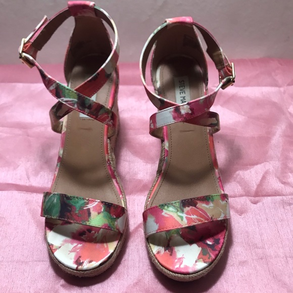 Steve Madden Wedge Flowers Sandals. - Picture 2 of 8